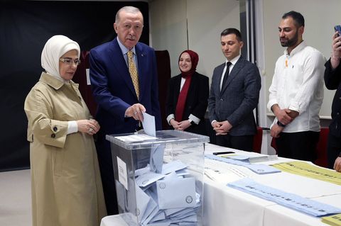 Erdogan und seine Frau Emine bei ihrer Stimmabgabe in Istanbul