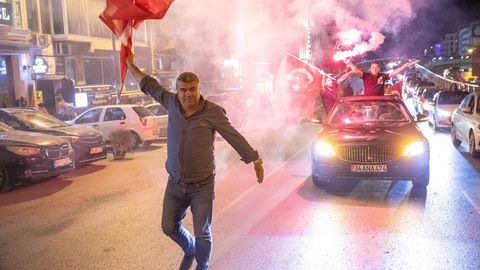 Anhänger der CHP feiern den Sieg in Istanbul.