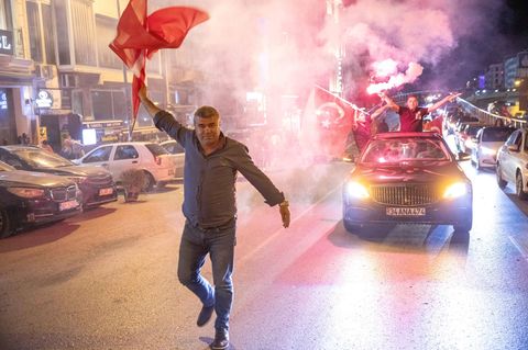 Anhänger der CHP feiern den Sieg in Istanbul.