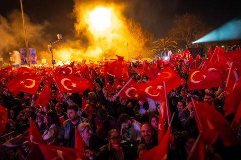 Anhänger von Istanbuls Bürgermeister Ekrem İmamoğlu feiern auf dem Sarachane-Platz