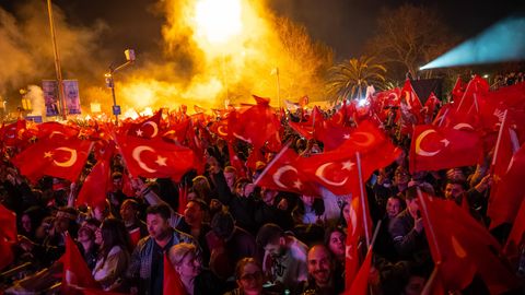 Anhänger von Istanbuls Bürgermeister Ekrem İmamoğlu feiern auf dem Sarachane-Platz