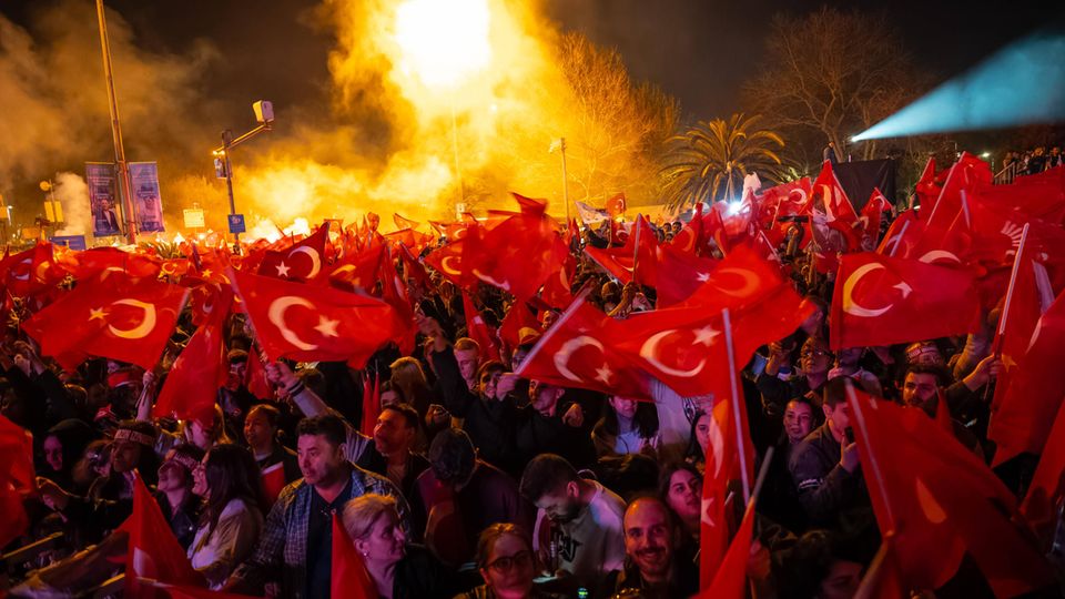 Anhänger of Istanbul's Bürgermeister Ekrem İmamoğlu feiern auf dem Sarachane-Platz