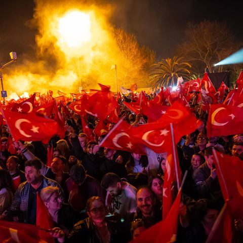 Anhänger von Istanbuls Bürgermeister Ekrem İmamoğlu feiern auf dem Sarachane-Platz