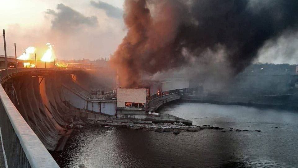 Rauch und Feuer nach einer Raketenexplosion am größten Staudamm der Ukraine, dem DniproHES. Die Maschinenhalle soll völlig zerstört sein.