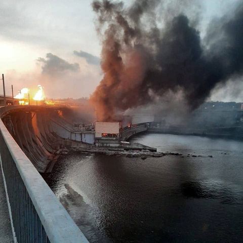 Rauch und Feuer nach einer Raketenexplosion am größten Staudamm der Ukraine, dem DniproHES. Die Maschinenhalle soll komplett zerstört sein.