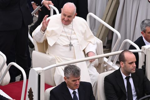  Papst Franziskus auf dem Petersplatz in Vatikanstadt, Vatikan. 