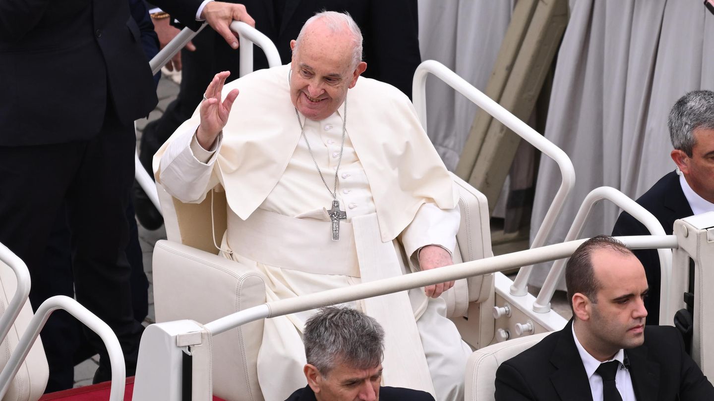  Papst Franziskus auf dem Petersplatz in Vatikanstadt, Vatikan. 