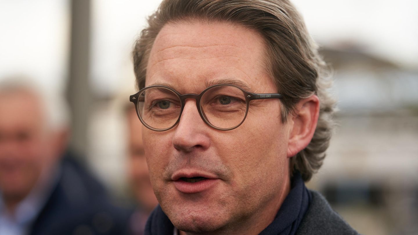 "Es war mir eine Ehre, für unser Land und für meine Heimat arbeiten zu dürfen": Ex-Verkehrsminister Andreas Scheuer "Es war mir eine Ehre, für unser Land und für meine Heimat arbeiten zu dürfen": Ex-Verkehrsminister Andreas Scheuer