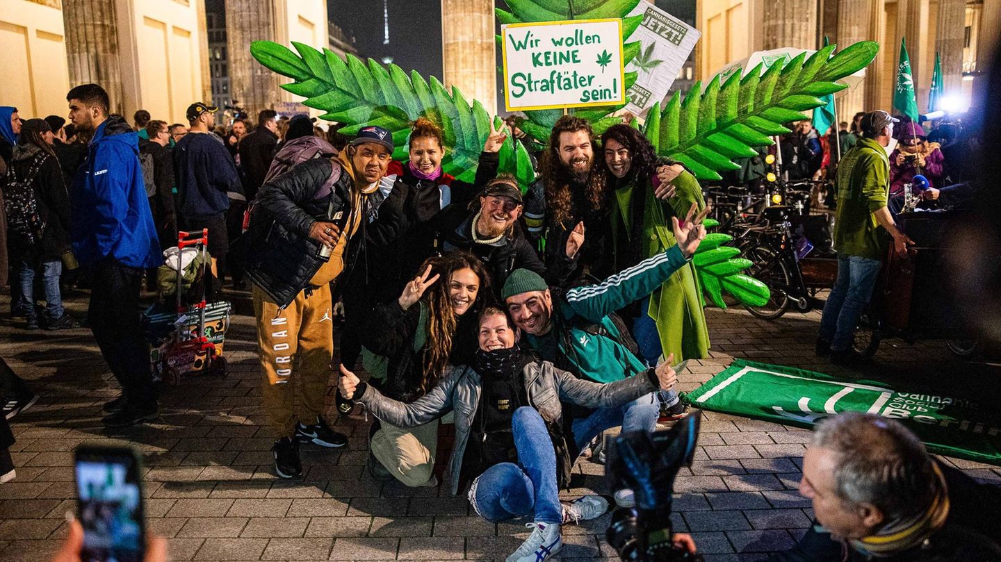 Ankiffen am Branderburger Tor Cannabis