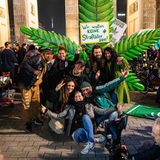 Ankiffen am Branderburger Tor Cannabis