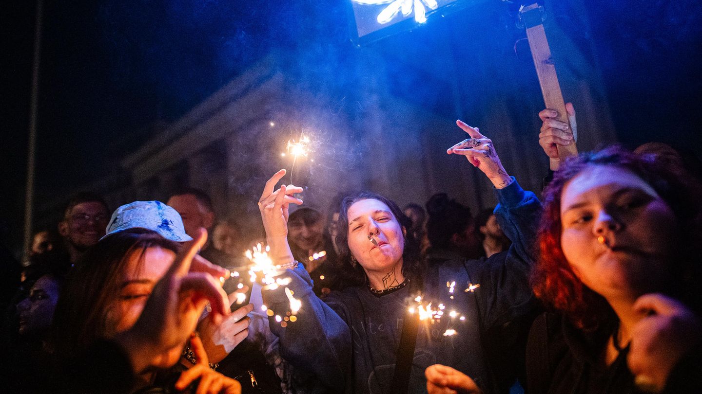 Ankiffen am Branderburger Tor Cannabis