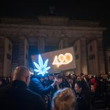 Ankiffen am Branderburger Tor Cannabis