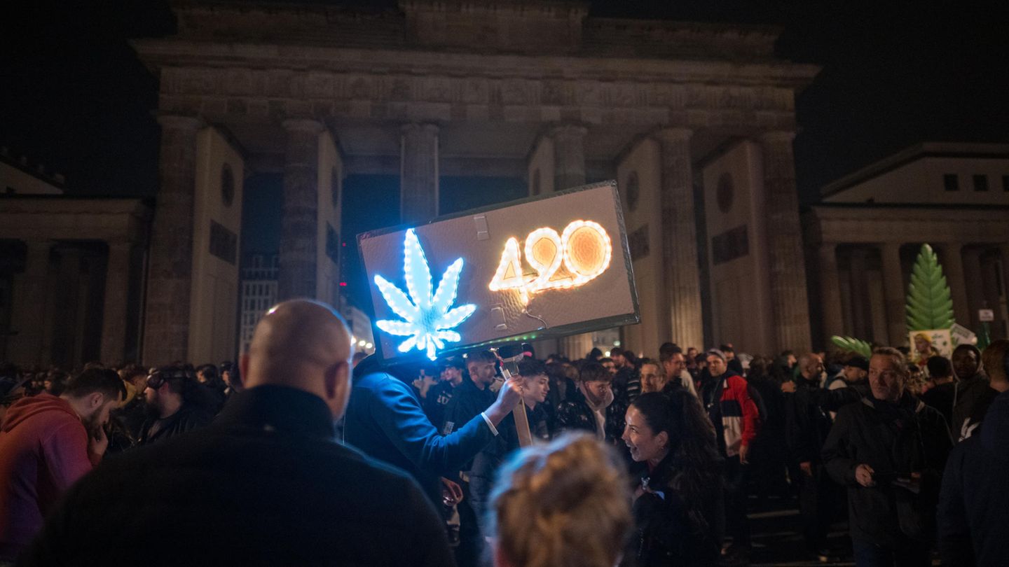 Ankiffen am Branderburger Tor Cannabis