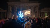 Ankiffen am Branderburger Tor Cannabis