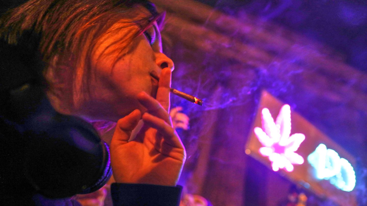 Ankiffen am Branderburger Tor Cannabis