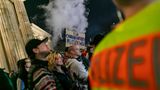 Die Polizei schaute sich das Treiben entspannt an, während kräftig gebarzt wurde. Die Versammlung war natürlich ordnungsgemäß angemeldet worden, die Stimmung blieb laut Polizei "sehr ruhig".