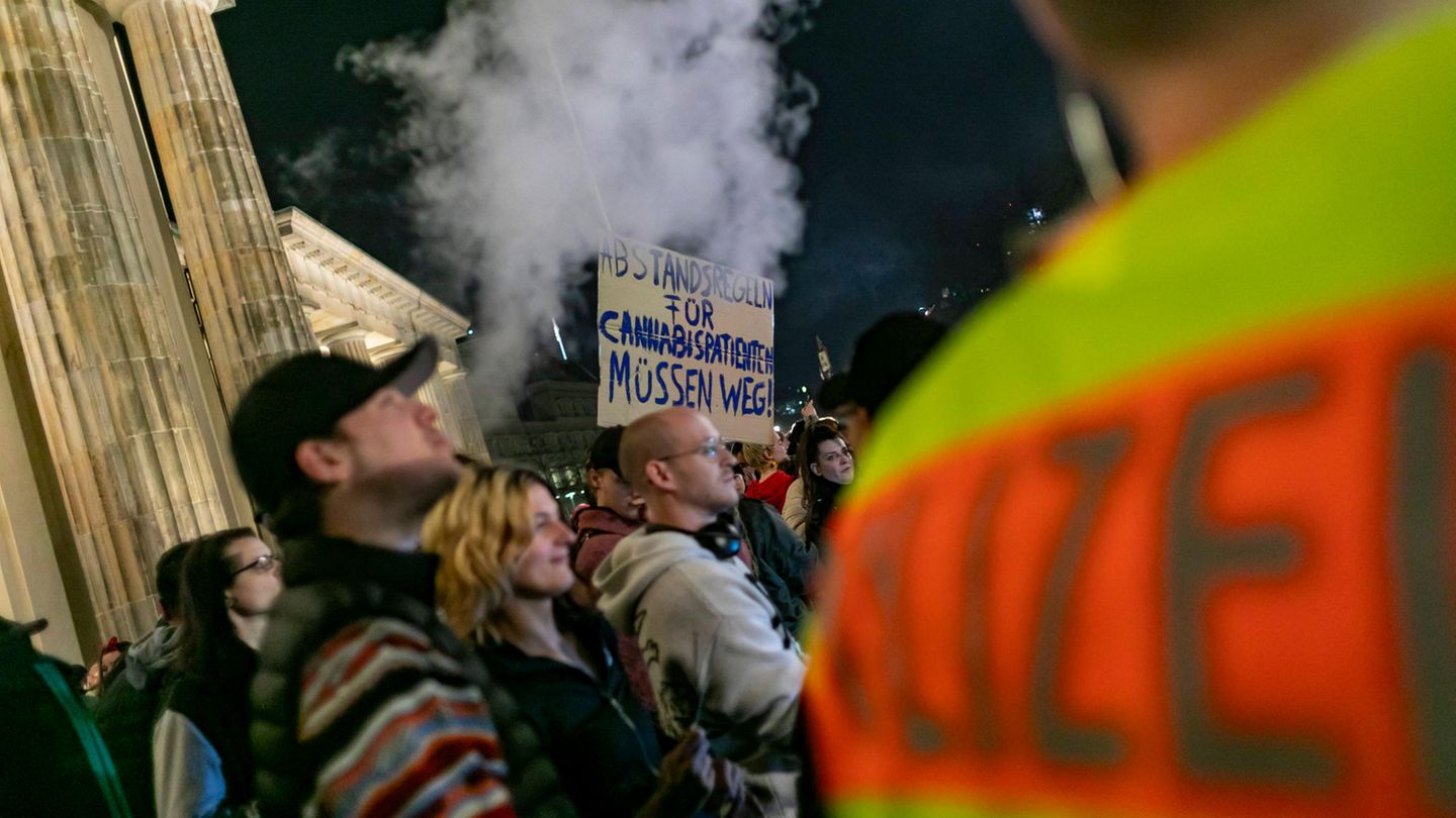 Die Polizei schaute sich das Treiben entspannt an, während kräftig gebarzt wurde. Die Versammlung war natürlich ordnungsgemäß angemeldet worden, die Stimmung blieb laut Polizei "sehr ruhig".