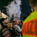 Die Polizei schaute sich das Treiben entspannt an, während kräftig gebarzt wurde. Die Versammlung war natürlich ordnungsgemäß angemeldet worden, die Stimmung blieb laut Polizei "sehr ruhig".