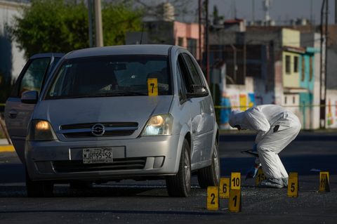 Ein Polizeiermittler in Mexiko sammelt Beweise