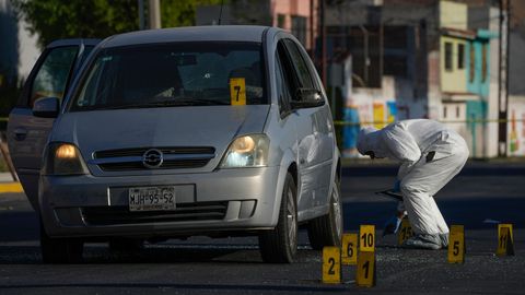Ein Polizeiermittler in Mexiko sammelt Beweise