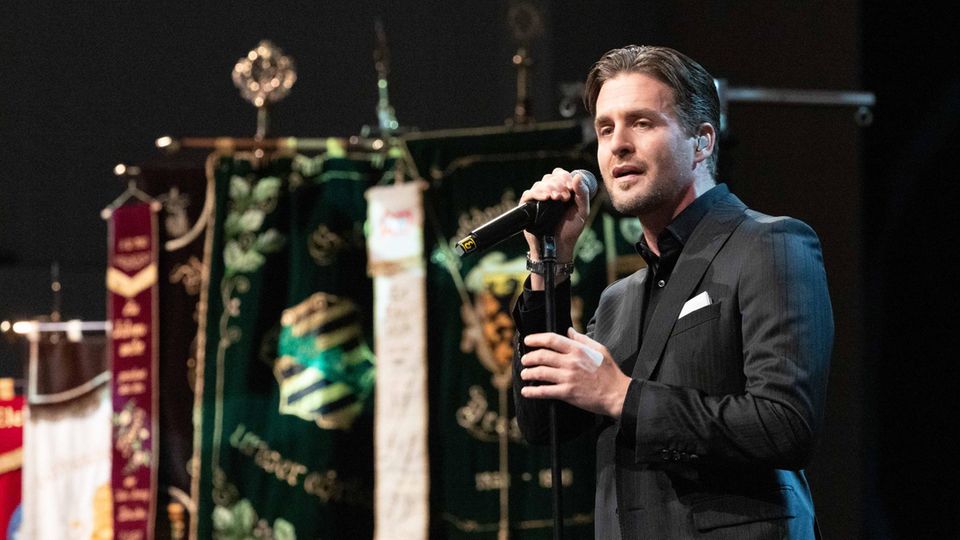 Alexander Klaws steht auf einer Bühne und singt