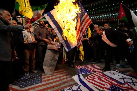Nach dem Tod der iranischen Generäle forderten Menschen in Teheran unter anderem "Tod für Israel" und "Tod für Amerika"