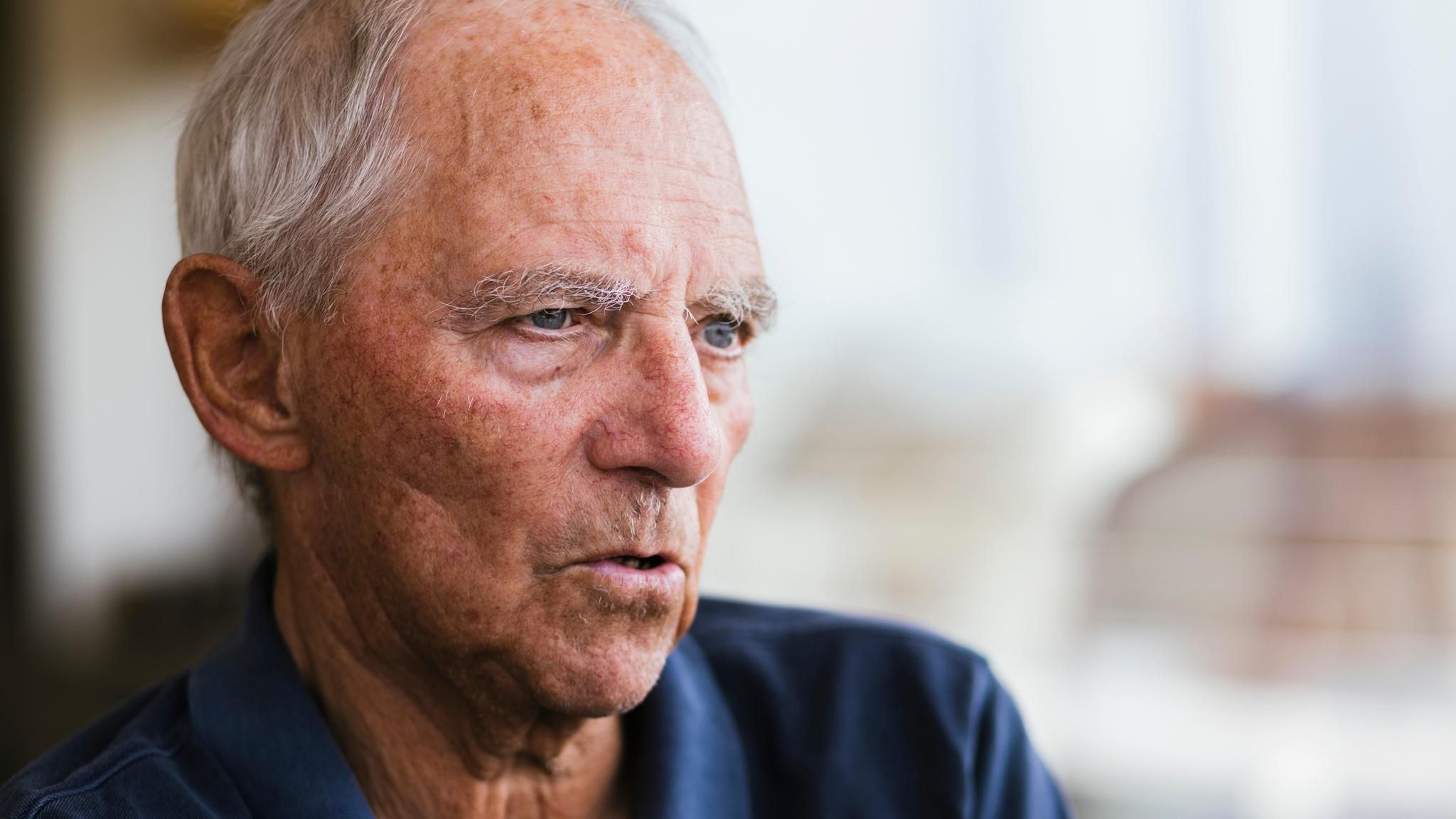 Portrait: Wolfgang Schäuble MdB sitzt während eines Interview in seiner Wohnung