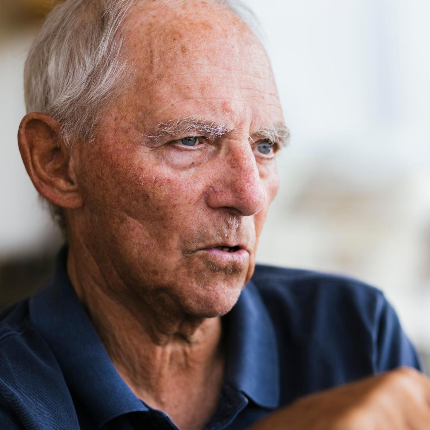 Portrait: Wolfgang Schäuble MdB sitzt während eines Interview in seiner Wohnung