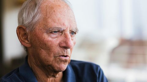 Portrait: Wolfgang Schäuble MdB sitzt während eines Interview in seiner Wohnung