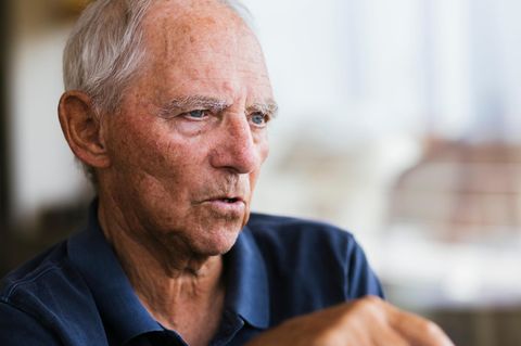 Portrait: Wolfgang Schäuble MdB sitzt während eines Interview in seiner Wohnung