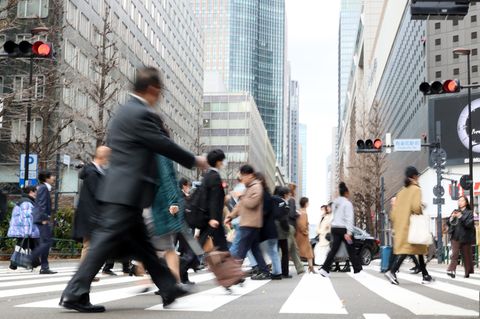Japan: Menschen gehen über eine Kreuzung in Tokio