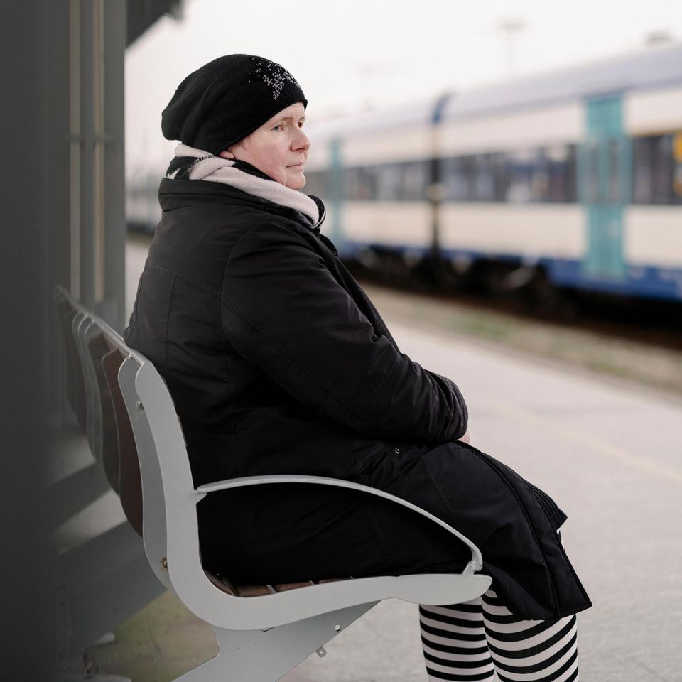 Catrin von Pirch-Witte am Bahnsteig, sie muss nach Sylt pendeln