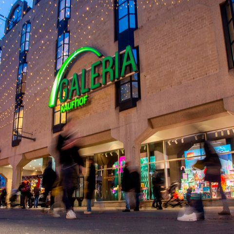 Menschen laufen an einer Filiale der Kaufhauskette Galeria Karstadt Kaufhof vorbei