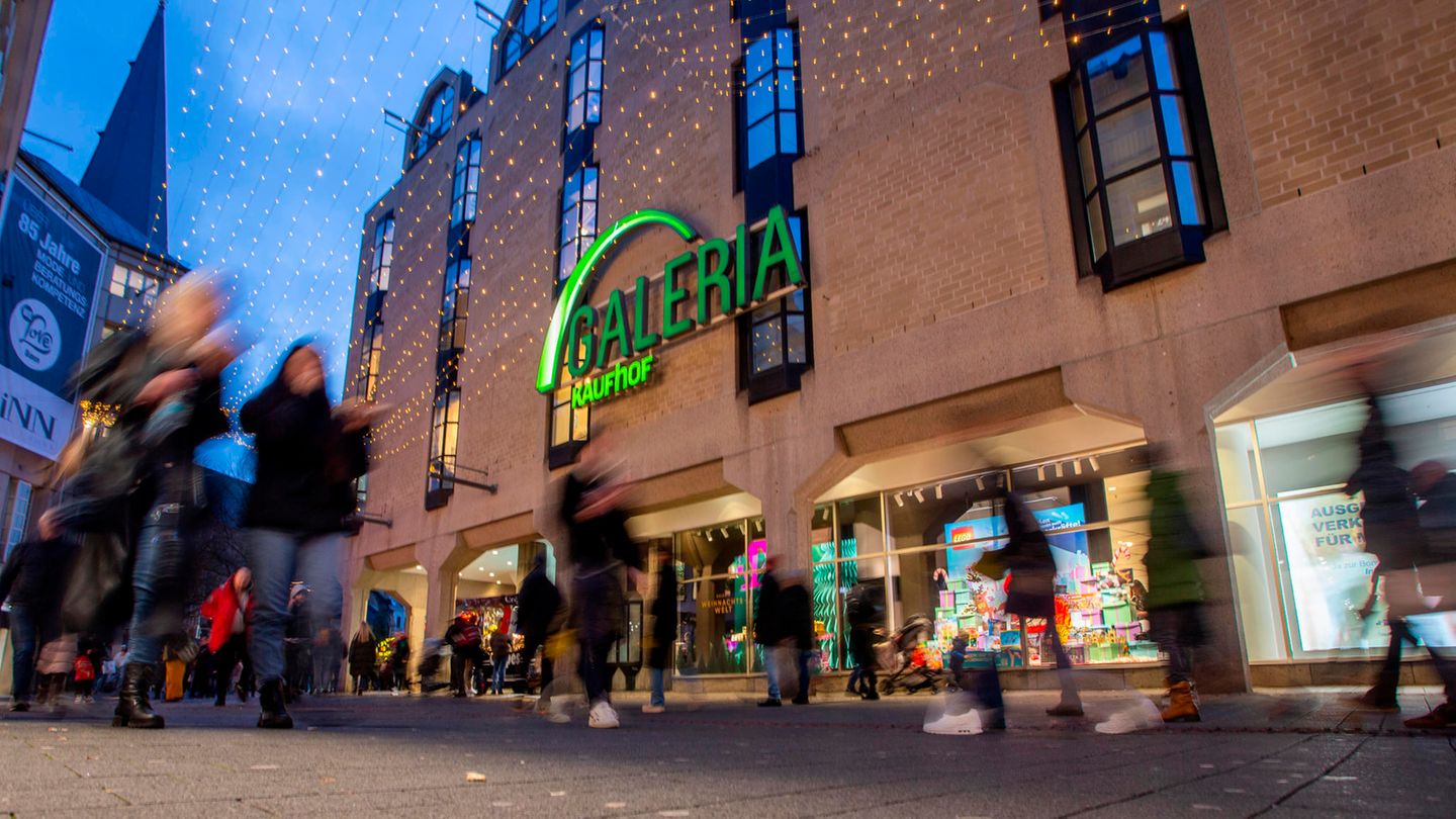 Menschen laufen an einer Filiale der Kaufhauskette Galeria Karstadt Kaufhof vorbei