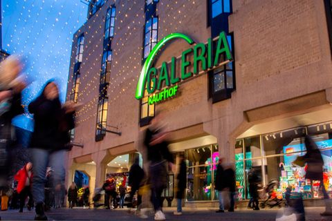 Menschen laufen an einer Filiale der Kaufhauskette Galeria Karstadt Kaufhof vorbei