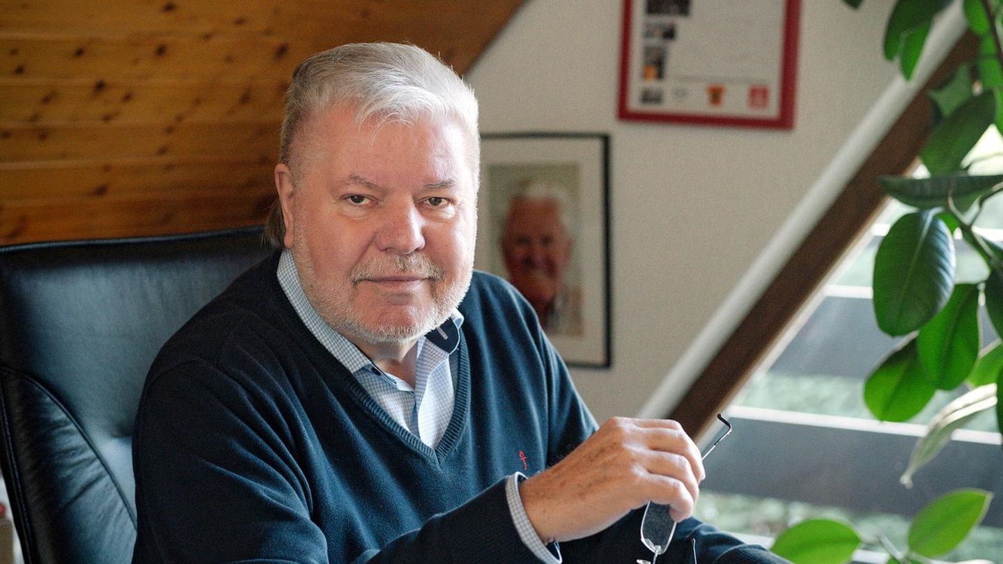 Aktuelles Portrait von Kurt Beck an seinem Schreibtisch