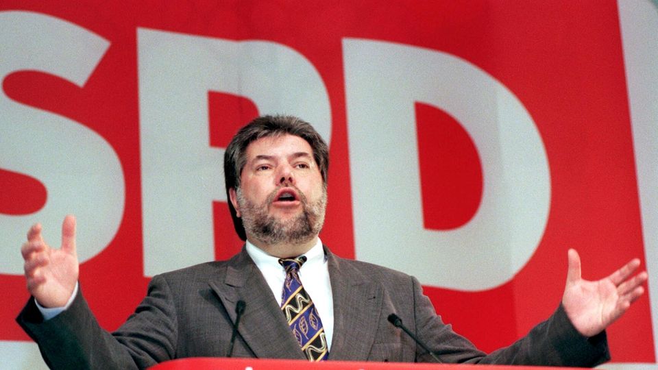Kurt Beck hält eine Rede auf dem SPD Parteitag am 7. Maerz 1998