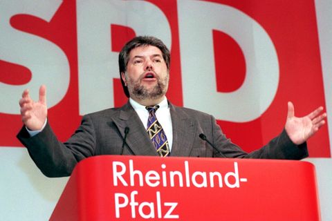 Kurt Beck hält eine Rede auf dem SPD Parteitag am 7. Maerz 1998