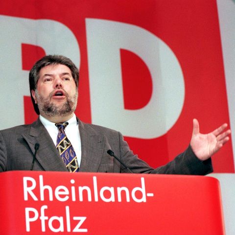 Kurt Beck hält eine Rede auf dem SPD Parteitag am 7. Maerz 1998