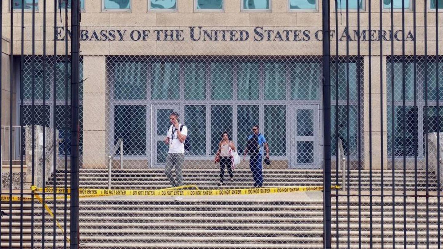 Menschen verlassen das Gebäude der US-Botschaft