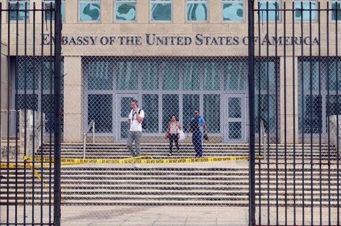 Menschen verlassen das Gebäude einer US-Botschaft