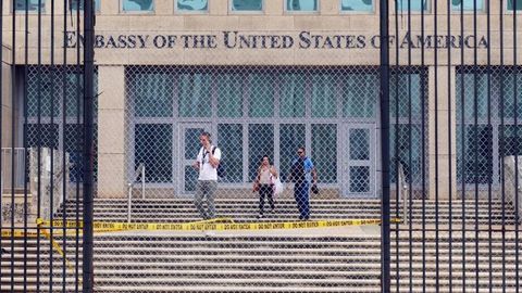 Menschen verlassen das Gebäude einer US-Botschaft