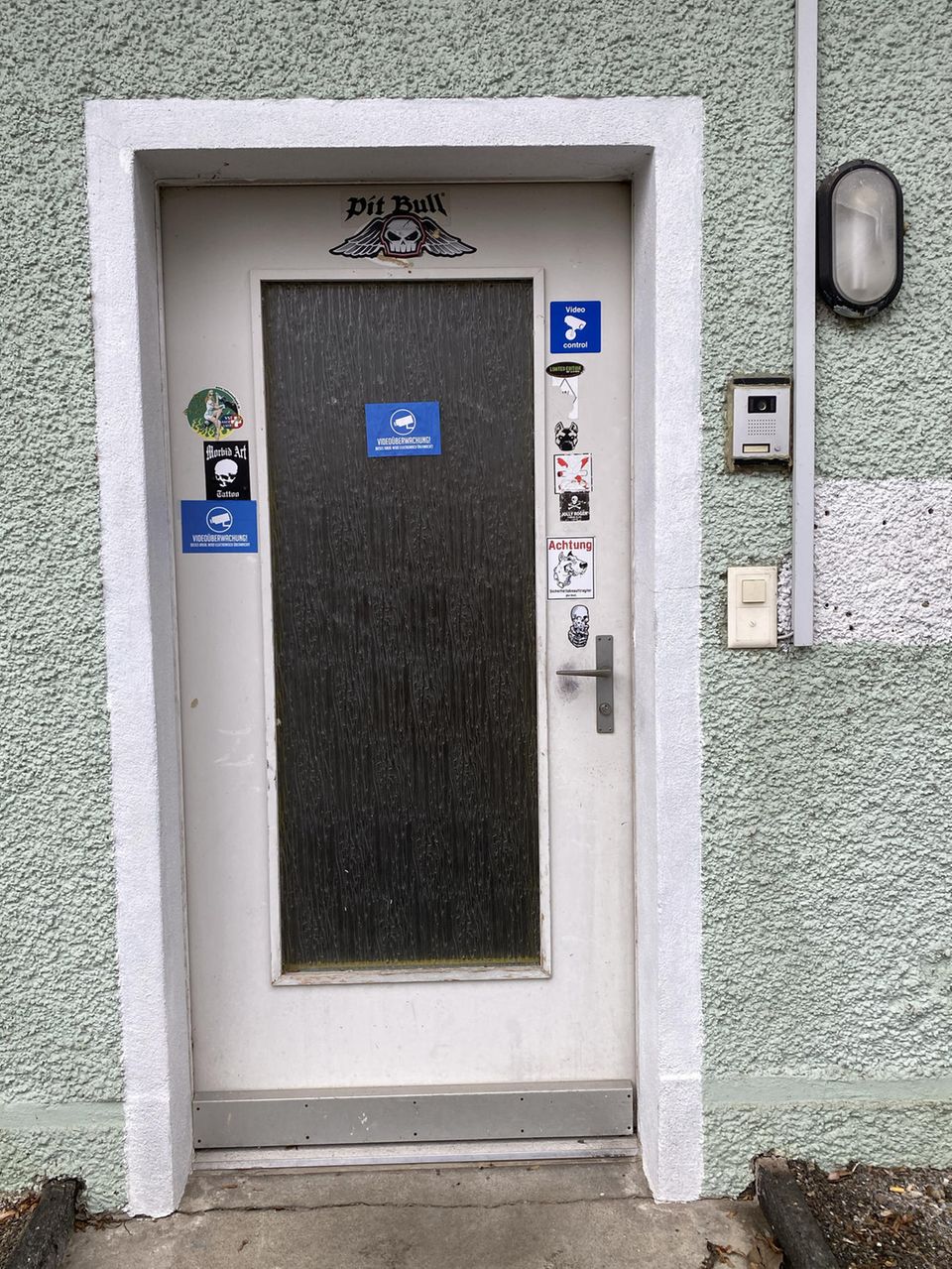 Eingangstür der verlassenen Wohnung der Brüder R.