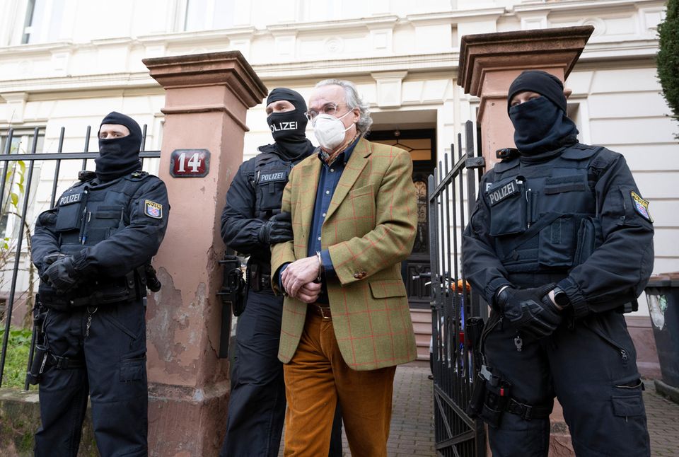 Festnahme des Fürsten Reuß vor seinem Haus mit mehreren uniformierten Polizisten
