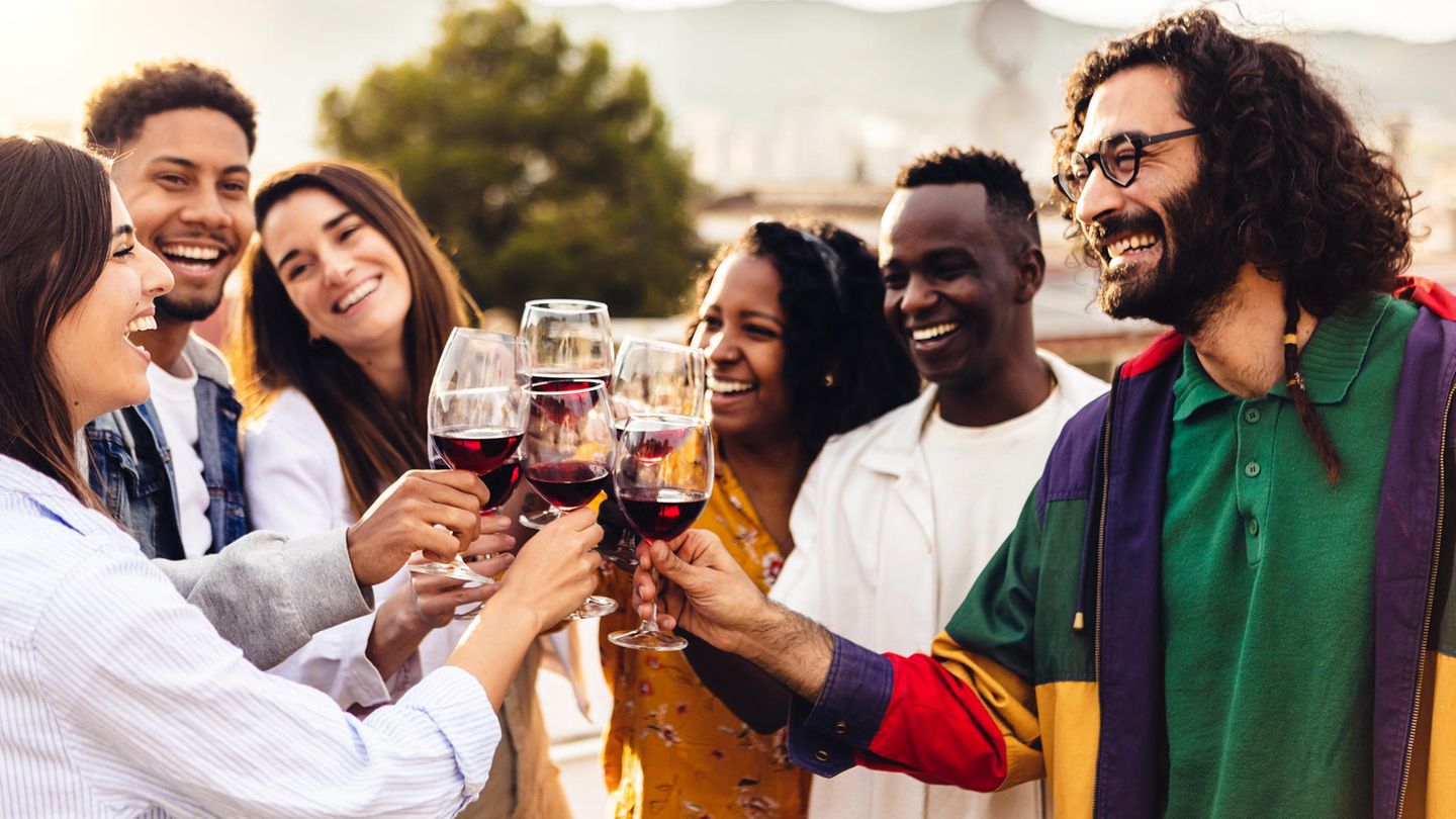 Zeitumstellung: Freunde im Sonneruntergang im Garten