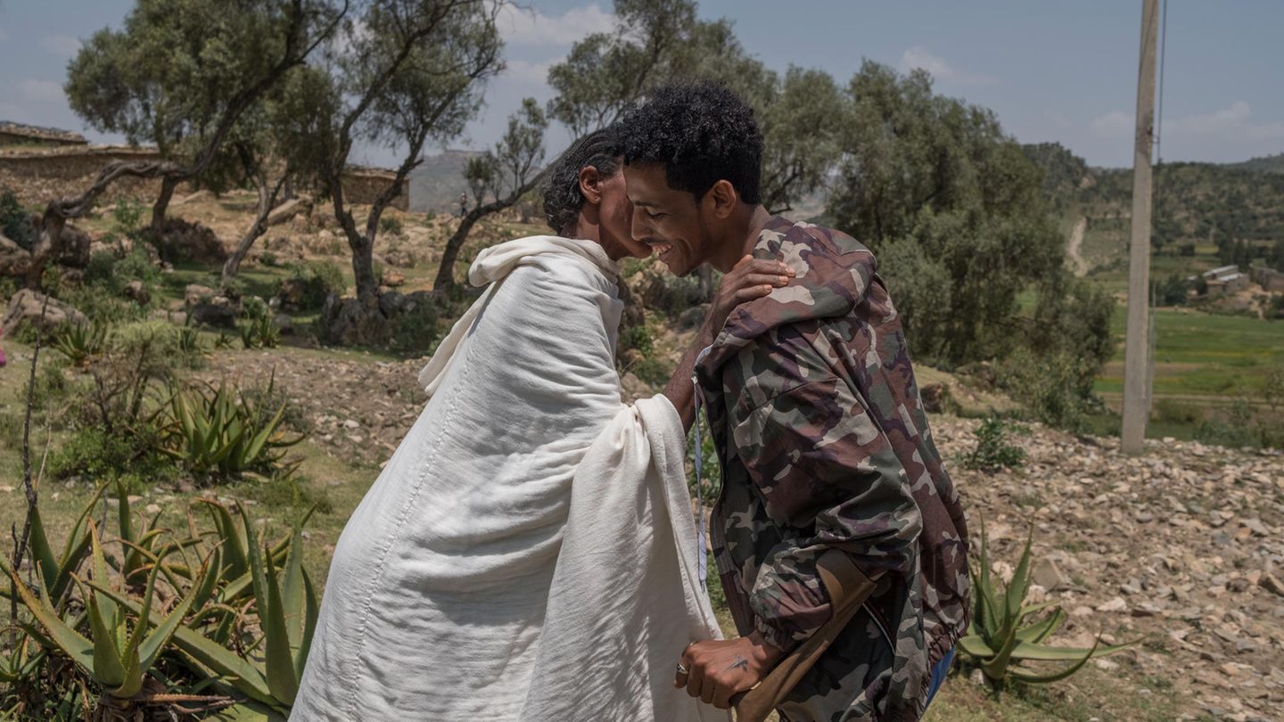 Kibrom Berhane begrüßt seine Mutter