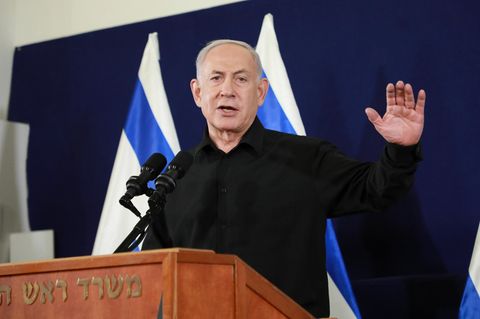 Israel Ministerpräsident gesteht Luftanagriff auf NGO-Mitarbeiter, aber nimmt es gelassen: "Das passiert in Kriegszeiten."