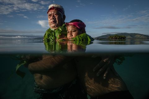 Lotomau Fiafia und sein Enkel stehen im Wasser