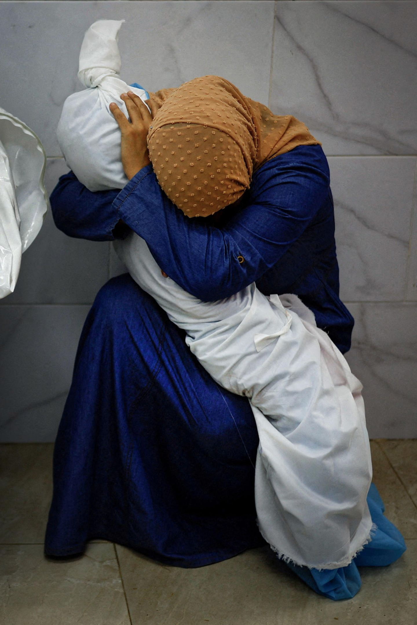 A Palestinian Woman Embraces the Body of Her Niece Frau umarmt ihre tote Nichte