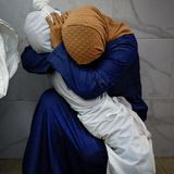 Frau umarmt ihre tote Nichte